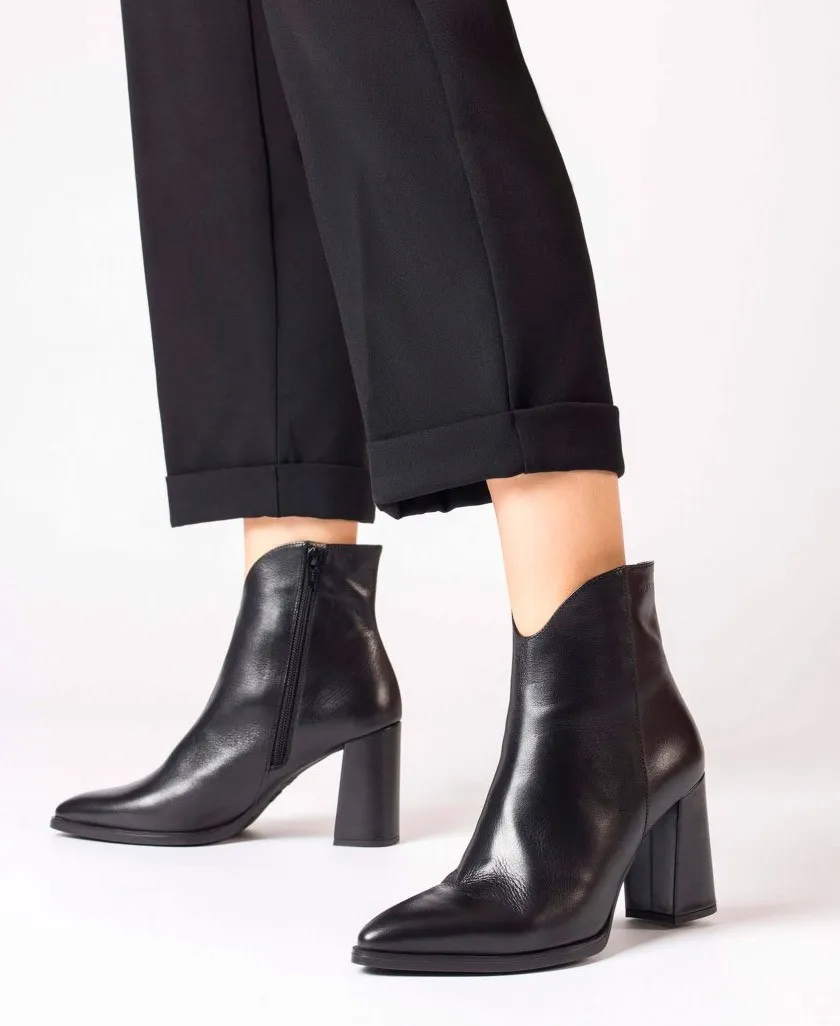 Wonders Nara V-cut heeled bootie